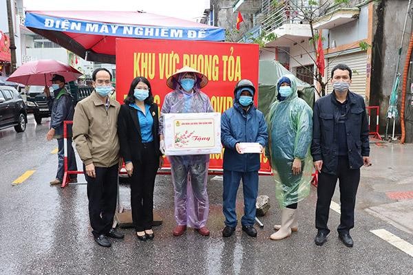Đại diện Liên đoàn Lao động tỉnh thăm, tặng quà một số điểm chốt kiểm soát liên ngành phòng, chống Covid-19 trọng điểm trên địa bàn tỉnh Quảng Ninh