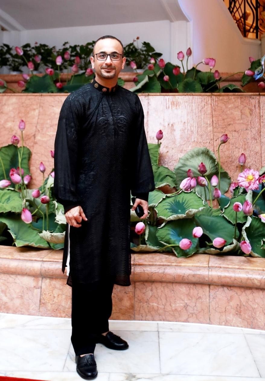 Ông Sunny Ghaiee, Phó Giám đốc Điều hành khách sạn Hà Nội Daewoo thích thú diện áo dài trong dịp Tết Nguyên đán tại Việt Nam.