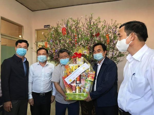 Ông Tô Văn Hùng, Giám đốc Sở Tài nguyên và Môi trường Thành phố Đà Nẵng cũng tặng quà, chúc tết và động viên người lao động tại Xí nghiệp Quản lý bãi rác Khánh Sơn