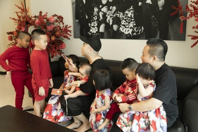 Hai ông bố mừng tuổi cho các con ngày Tết