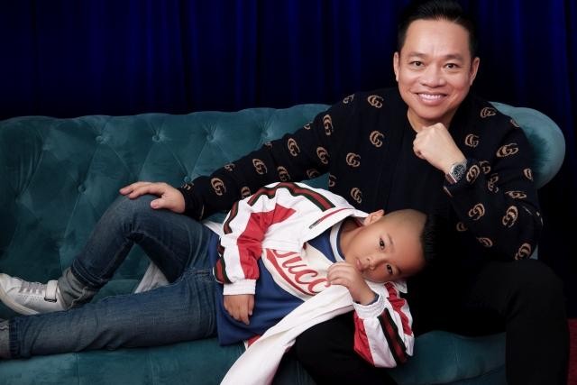 Doanh nhân Huy Cận chia sẻ: "Chúng tôi không thay đổi được quy luật của cuộc sống, nhưng có thể làm chậm lại, níu giữ những nét văn hoá truyền thống tốt đẹp trong gia đình mình, từ những điều nhỏ nhất. Chúng tôi luôn mong các con sẽ được tận hưởng một mùa tết truyền thống đúng nghĩa, với đầy ắp tình thương, những mối giao cảm tốt lành”