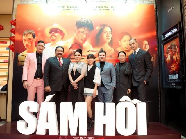 Ông Raja Ramani và ê kíp làm phim Sám Hối ra mắt khán giả Hà Nội mới đây.