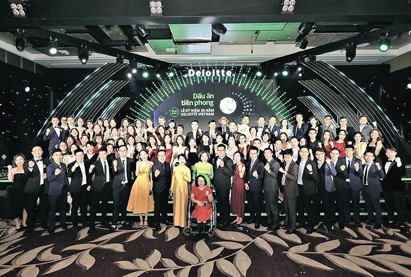 Deloitte Việt Nam đang “sở hữu báu vật” gồm hơn 1.000 cán bộ, nhân viên, chuyên gia được đào tạo bài bản, có năng lực và trình độ quốc tế...