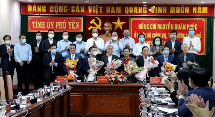 Thủ tướng Nguyễn Xuân Phúc, lãnh đạo các Bộ, ngành Trung ương chứng kiến và tặng hoa các doanh nghiệp ký kết biên bản ghi nhớ, thoả thuận với tỉnh Phú Yên