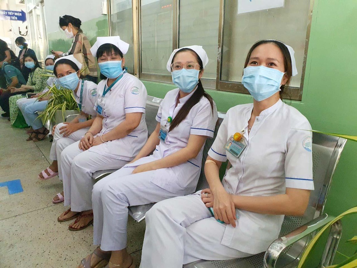 Các y bác sĩ chờ đến lượt tiêm sáng nay