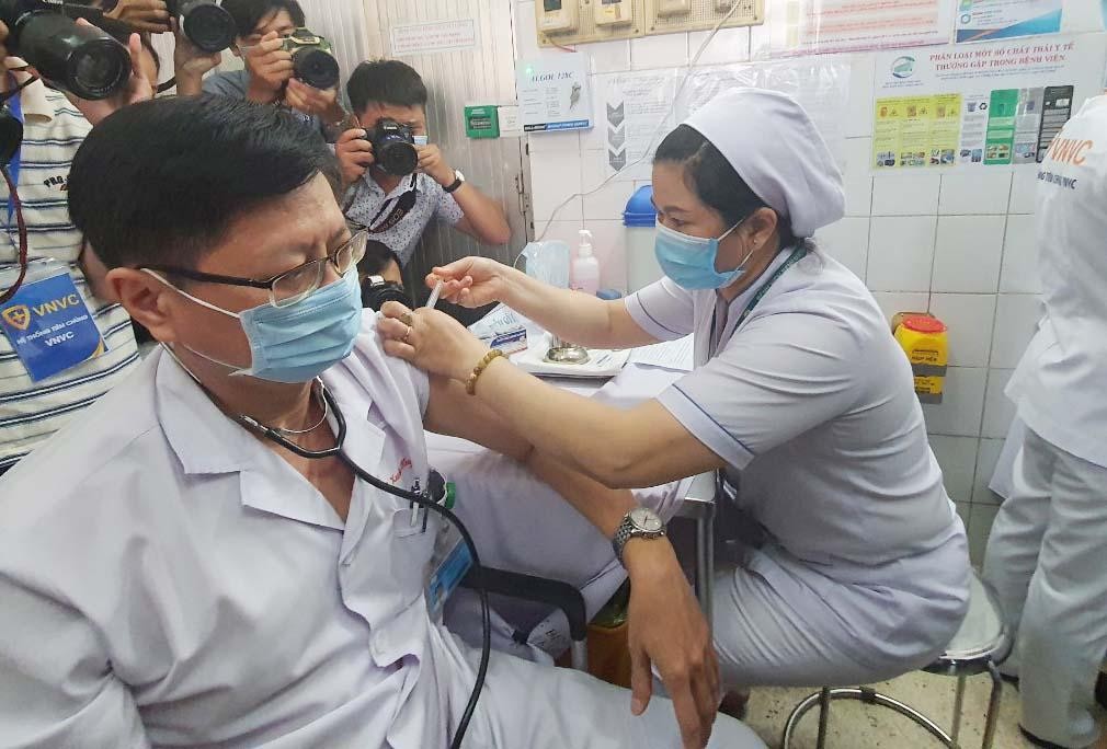 Sau khi các y bác sĩ tuyến đầu được tiêm, sẽ đến nhóm tham gia phòng chống dịch tại cộng đồng như nhóm truy vết, xét nghiệm, lấy mẫu