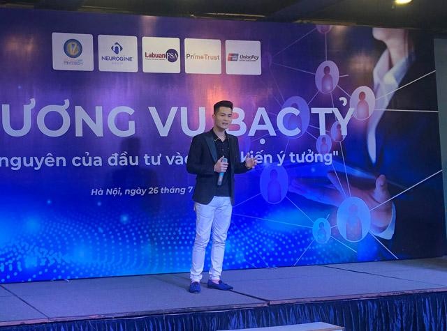 Người được giới thiệu là "thuyền trưởng" của Emas Fintech trong 1 buổi hội thảo tại Hà Nội.