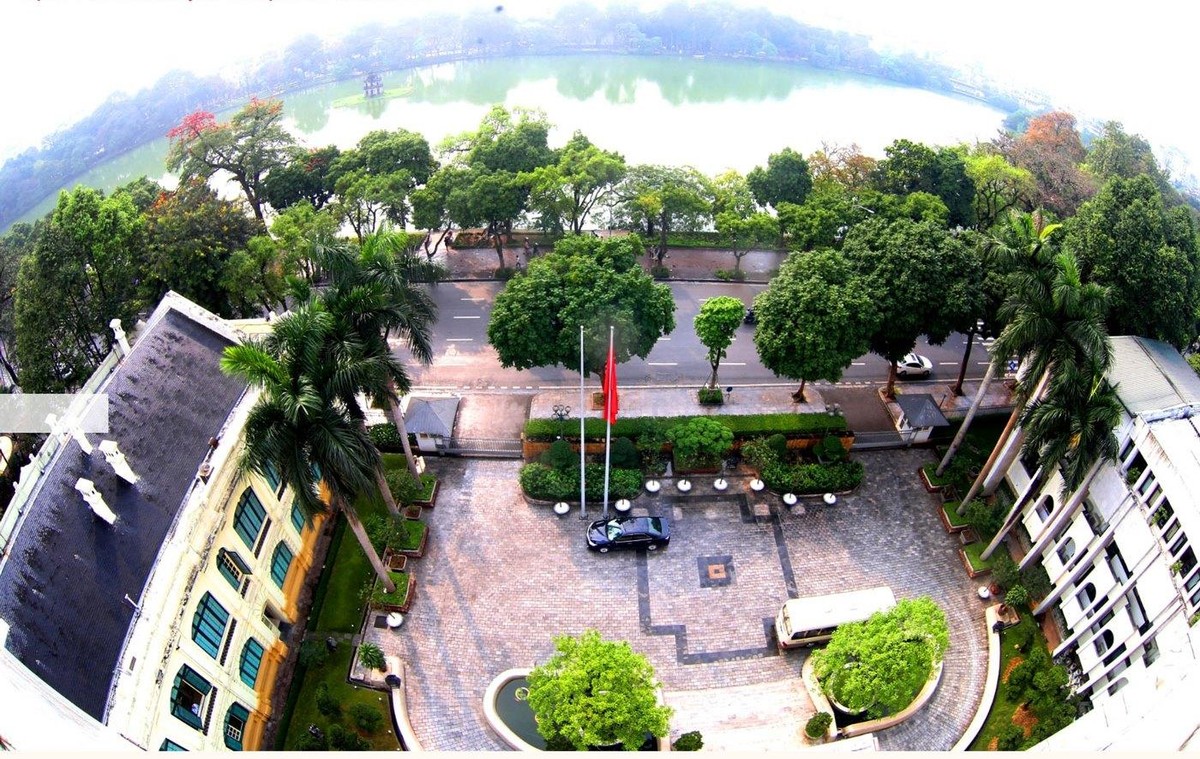 Một công trình kiến trúc Pháp bên hồ Hoàn Kiếm (Ảnh: Hồ Hạ) Một công trình kiến trúc Pháp bên hồ Hoàn Kiếm (Ảnh: Hồ Hạ)