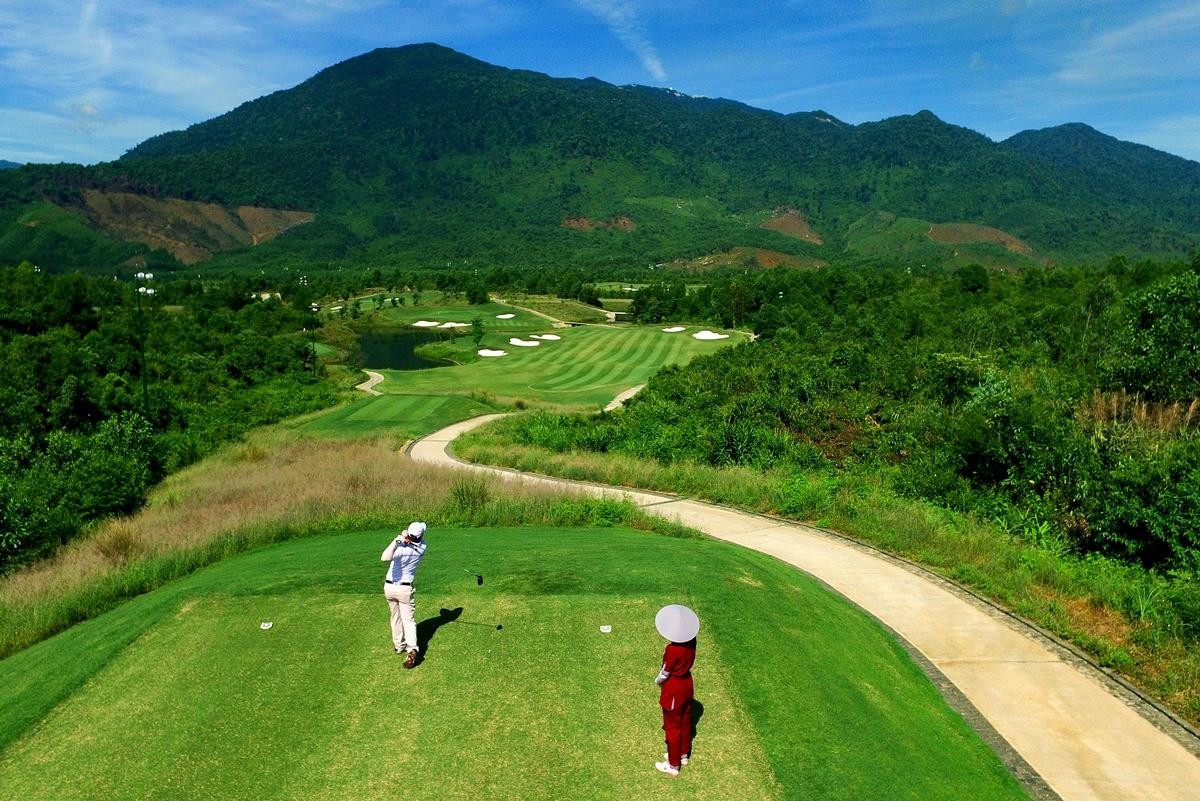 Du khách trải nghiệm chơi golf tại Ba Na Hills Golf Club.