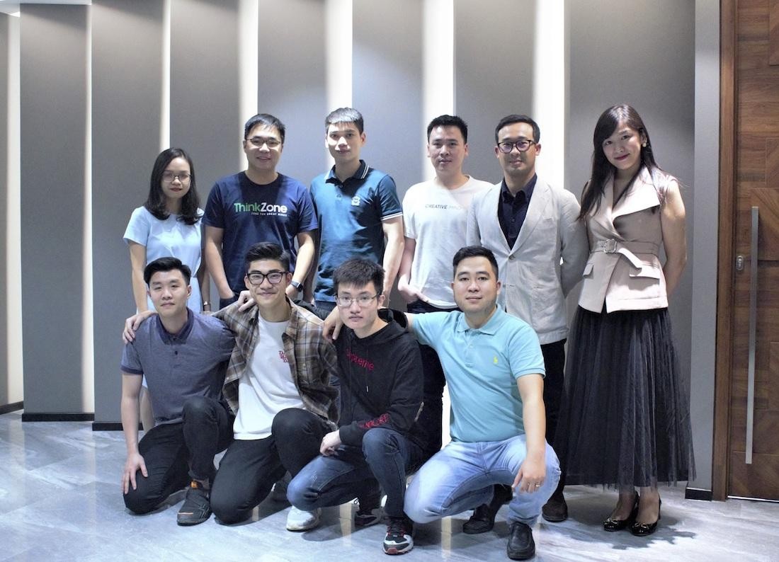 Ông Bùi Thành Đô chụp ảnh cùng đội ngũ Gimo (Ảnh: NVCC).