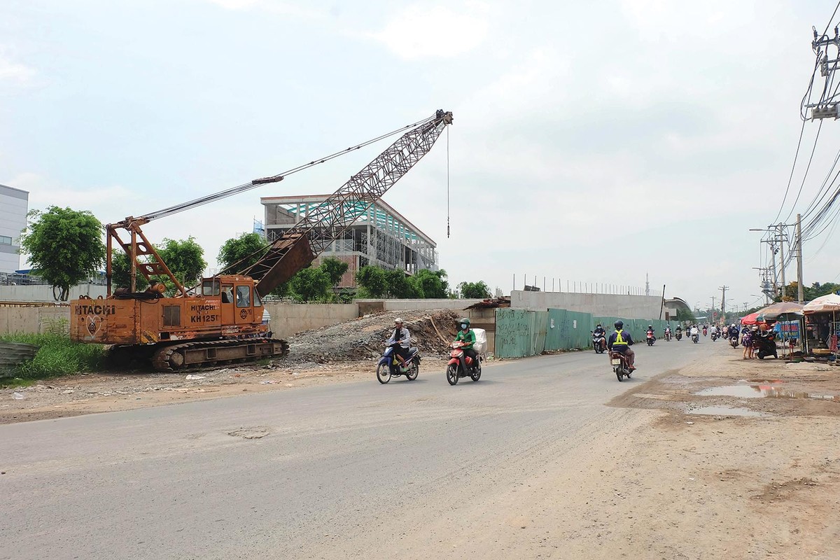 Dự án Cầu Long Đức (quận 9, TP.HCM) chậm tiến độ vì vướng giải phóng mặt bằng. Ảnh: Việt Dũng