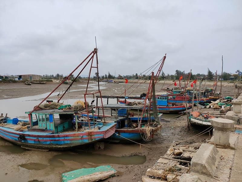 Chỉ một số thuyền của bà con neo đậu trong cảng