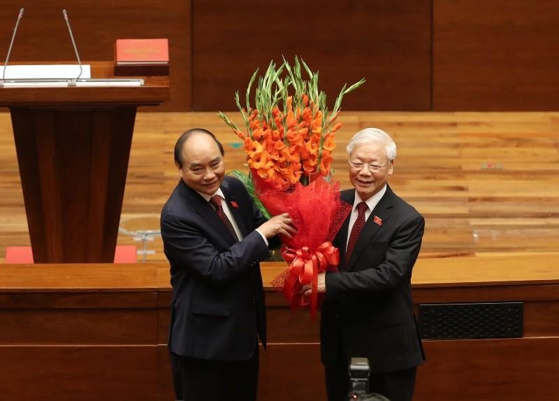 Sau phát biểu nhậm chức, tân Chủ tịch nước Nguyễn Xuân Phúc cảm ơn, tặng hoa đồng chí Tổng Bí thư Nguyễn Phú Trọng (Ảnh: Duy Linh)