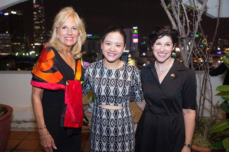 Nguyễn Thị Cẩm Vân ăn tối cùng bà Jill Biden (ngoài cùng bên trái) tháng 7/2015 - phu nhân ông Joe Biden (khi đó là Phó Tổng thống Mỹ) và bà Rena Bitter, Tổng lãnh sự Mỹ tại TP.HCM (ngoài cùng bên phải).