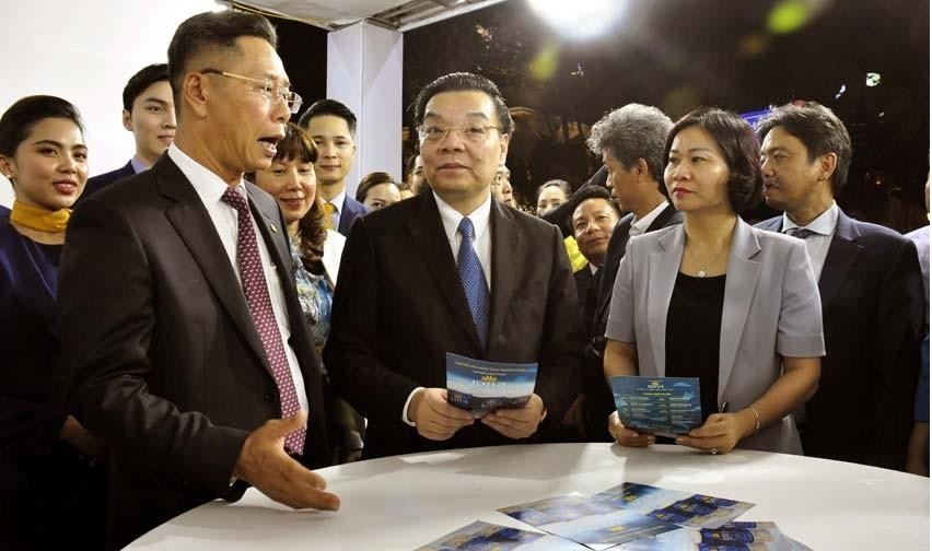 Các đại biểu tham quan các gian hàng. (Ảnh: Lê Nam) Các đại biểu tham quan các gian hàng. (Ảnh: Lê Nam)