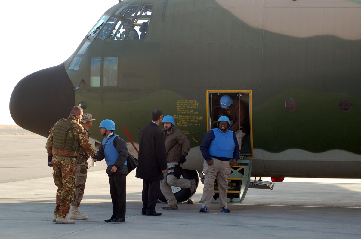 (Ngày 26/11/2008, Đại sứ Bùi Thế Giang (thứ ba trái sang) bắt tay Chuẩn tướng Paolo Serra, Tư lệnh miền Tây của Lực lượng liên quân quốc tế tại Afghanistan (ISAF), khi tham gia đoàn Đại sứ HĐBA thị sát tình hình Afghanistan. Ảnh: nhân vật cung cấp). (Ngày 26/11/2008, Đại sứ Bùi Thế Giang (thứ ba trái sang) bắt tay Chuẩn tướng Paolo Serra, Tư lệnh miền Tây của Lực lượng liên quân quốc tế tại Afghanistan (ISAF), khi tham gia đoàn Đại sứ HĐBA thị sát tình hình Afghanistan. Ảnh: nhân vật cung cấp).