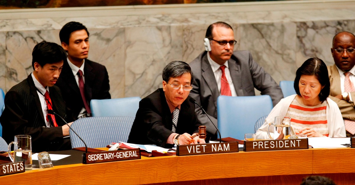 (Đại sứ Bùi Thế Giang chủ trì họp HĐBA ngày 25/7/2008 về Phái bộ LHQ tại Kosovo (UNMIK). Ảnh: nhân vật cung cấp) (Đại sứ Bùi Thế Giang chủ trì họp HĐBA ngày 25/7/2008 về Phái bộ LHQ tại Kosovo (UNMIK). Ảnh: nhân vật cung cấp)