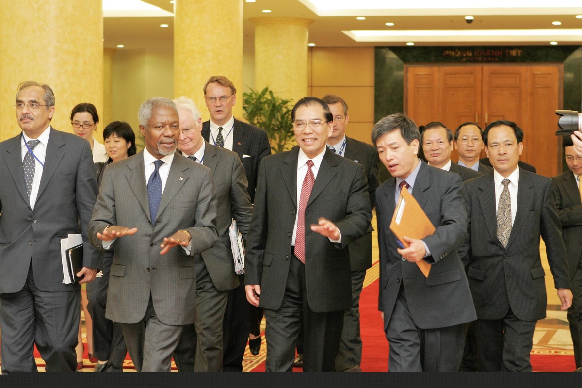 (Ngày 24/5/2006, tại Hà Nội, ông Bùi Thế Giang phiên dịch cho Tổng Bí thư Nông Đức Mạnh và Tổng thư ký Liên Hợp Quốc Kofi Annan. Ảnh: nhân vật cung cấp). (Ngày 24/5/2006, tại Hà Nội, ông Bùi Thế Giang phiên dịch cho Tổng Bí thư Nông Đức Mạnh và Tổng thư ký Liên Hợp Quốc Kofi Annan. Ảnh: nhân vật cung cấp).