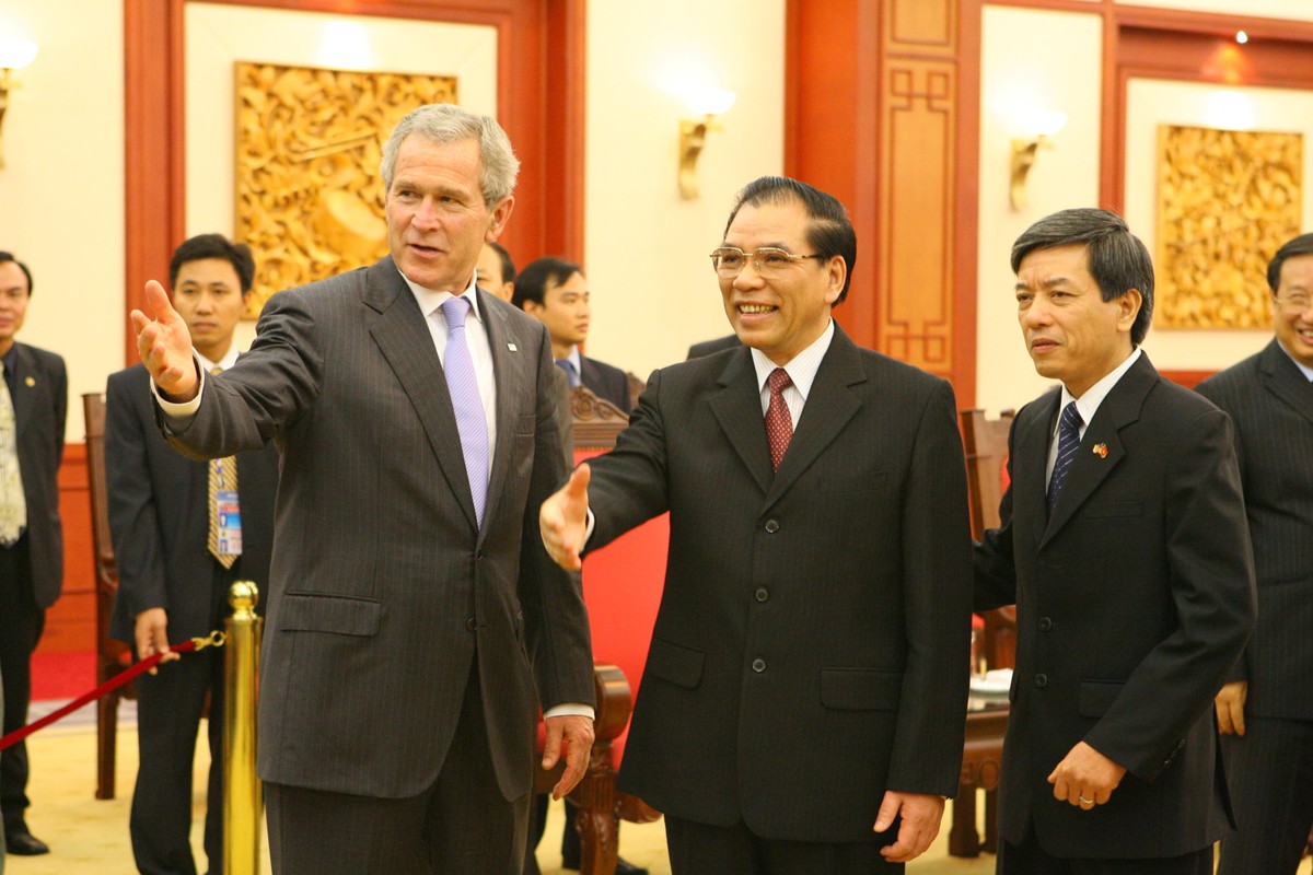 (Ngày 17/11/2006, ông Bùi Thế Giang phiên dịch cho Tổng Bí thư Nông Đức Mạnh và Tổng thống Mỹ George W. Bush, tại Hà Nội. Ảnh: nhân vật cung cấp) (Ngày 17/11/2006, ông Bùi Thế Giang phiên dịch cho Tổng Bí thư Nông Đức Mạnh và Tổng thống Mỹ George W. Bush, tại Hà Nội. Ảnh: nhân vật cung cấp)