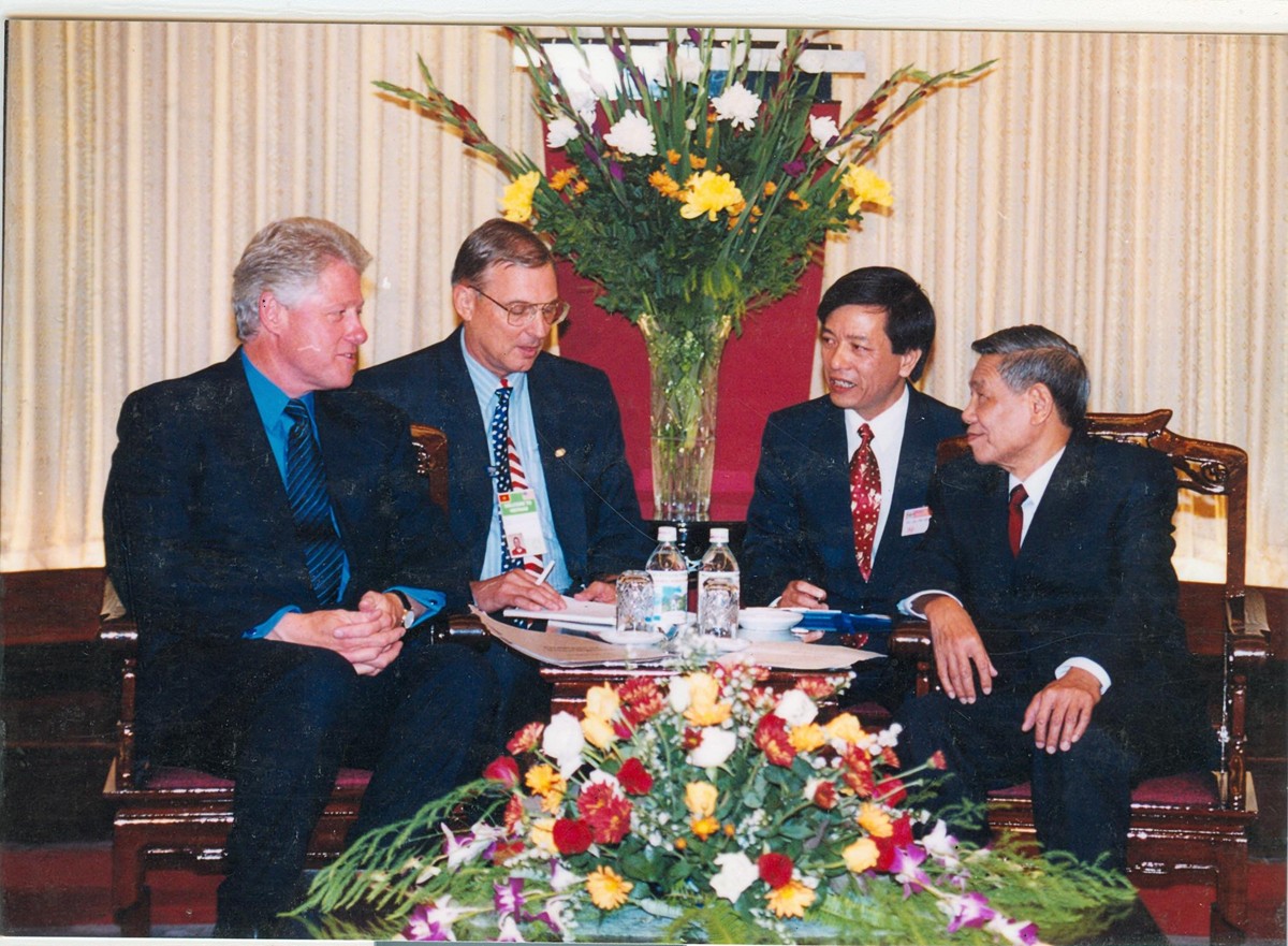 Ngày 18/11/2000, ông Bùi Thế Giang phiên dịch cho Tổng Bí thư Lê Khả Phiêu và Tổng thống Mỹ Bill Clinton, tại Hanoi. Ảnh: nhân vật cung cấp). Ngày 18/11/2000, ông Bùi Thế Giang phiên dịch cho Tổng Bí thư Lê Khả Phiêu và Tổng thống Mỹ Bill Clinton, tại Hanoi. Ảnh: nhân vật cung cấp).