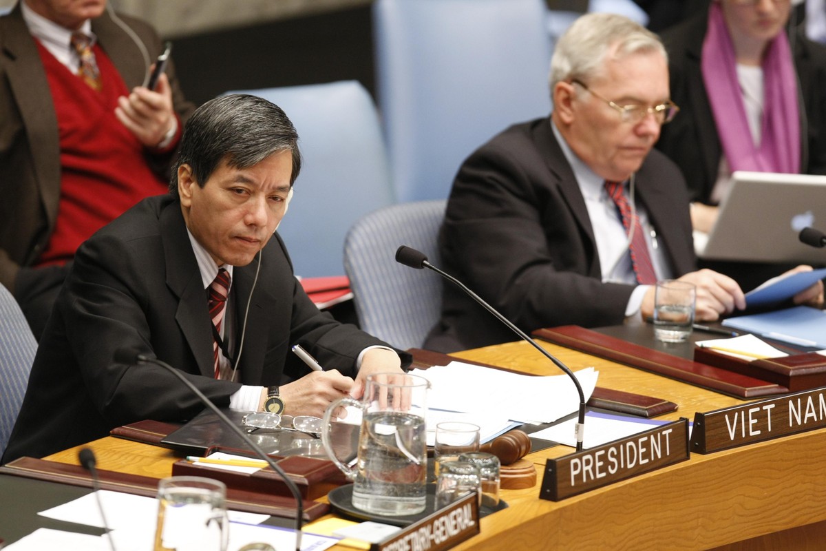 (Đại sứ Bùi Thế Giang chủ trì họp HĐBA ngày 14/10/2009 về tình hình Trung Đông. Ảnh: nhân vật cung cấp) (Đại sứ Bùi Thế Giang chủ trì họp HĐBA ngày 14/10/2009 về tình hình Trung Đông. Ảnh: nhân vật cung cấp)