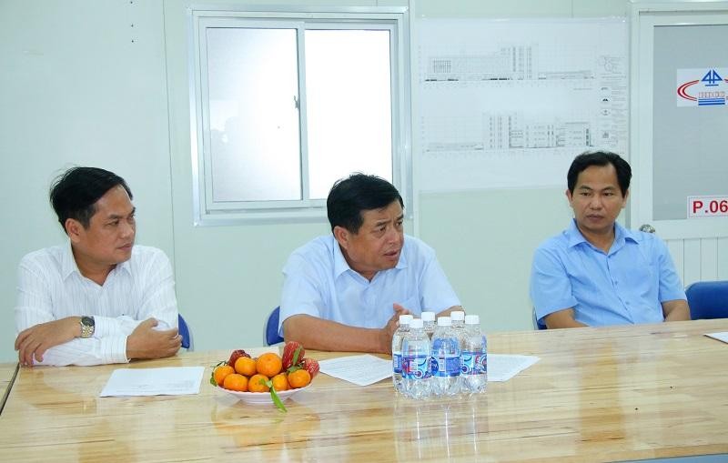 Bộ trưởng Bộ Kế hoạch và Đầu tư Nguyễn Chí Dũng (ngồi giữa) nghe báo cáo tiến độ thực hiện Dự án Bệnh viện Ung bướu TP. Cần Thơ