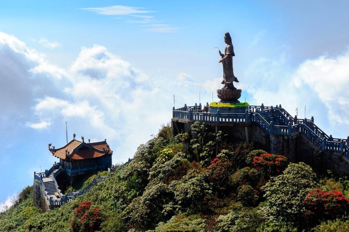 Tượng Quan Âm trên đỉnh Fansipan được đúc bằng đồng, cao 12 m, nặng 12 tấn. Tượng Quan Âm trên đỉnh Fansipan được đúc bằng đồng, cao 12 m, nặng 12 tấn.