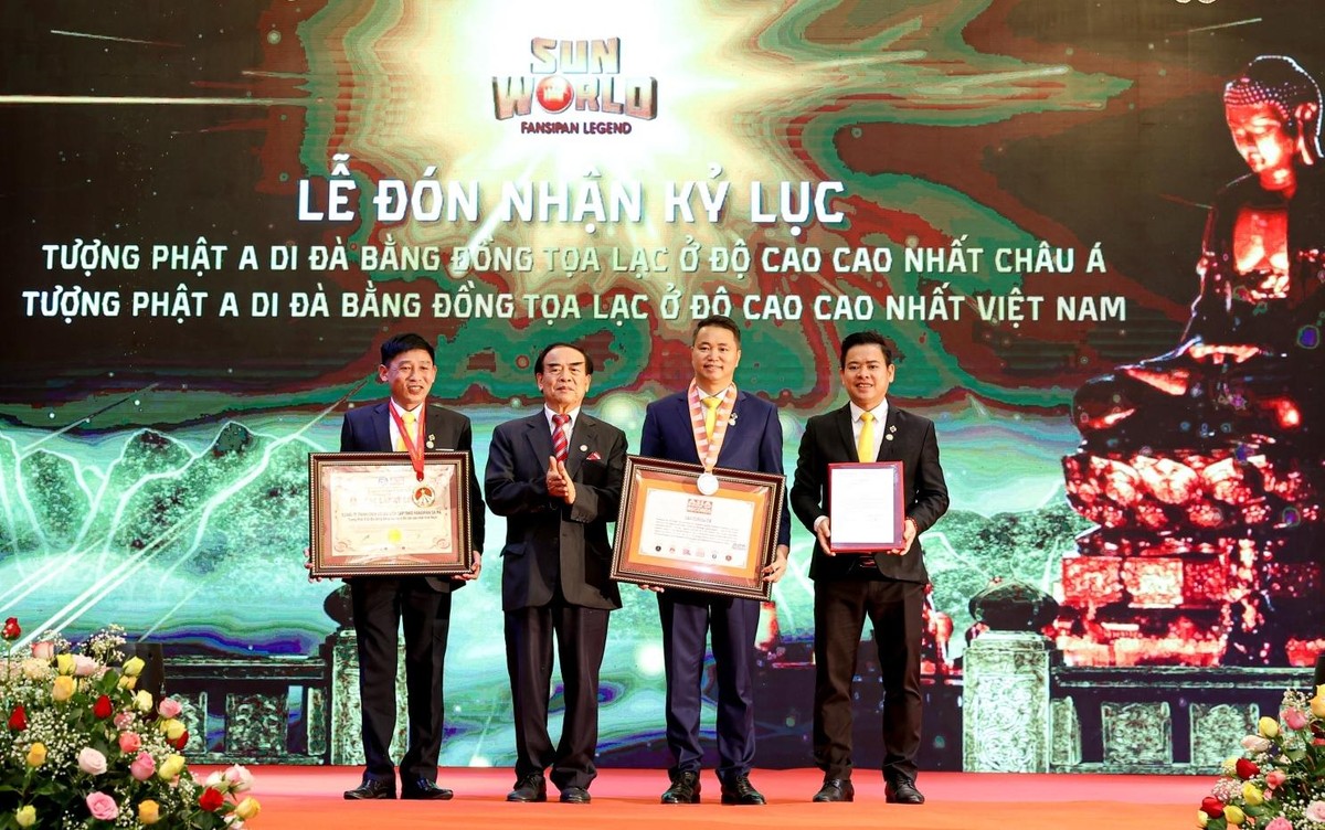 Trong lễ kỷ niệm 5 năm thành lập Sun World Fansipan Legend, công trình Đại tượng Phật A Di Đà của quần thể tâm linh Fansipan đã đón nhận kỷ lục kép: “Tượng Phật A Di Đà bằng đồng toạ lạc ở độ cao cao nhất Việt Nam” và “Tượng Phật A Di Đà bằng đồng toạ lạc ở độ cao cao nhất châu Á”. Trong lễ kỷ niệm 5 năm thành lập Sun World Fansipan Legend, công trình Đại tượng Phật A Di Đà của quần thể tâm linh Fansipan đã đón nhận kỷ lục kép: “Tượng Phật A Di Đà bằng đồng toạ lạc ở độ cao cao nhất Việt Nam” và “Tượng Phật A Di Đà bằng đồng toạ lạc ở độ cao cao nhất châu Á”.