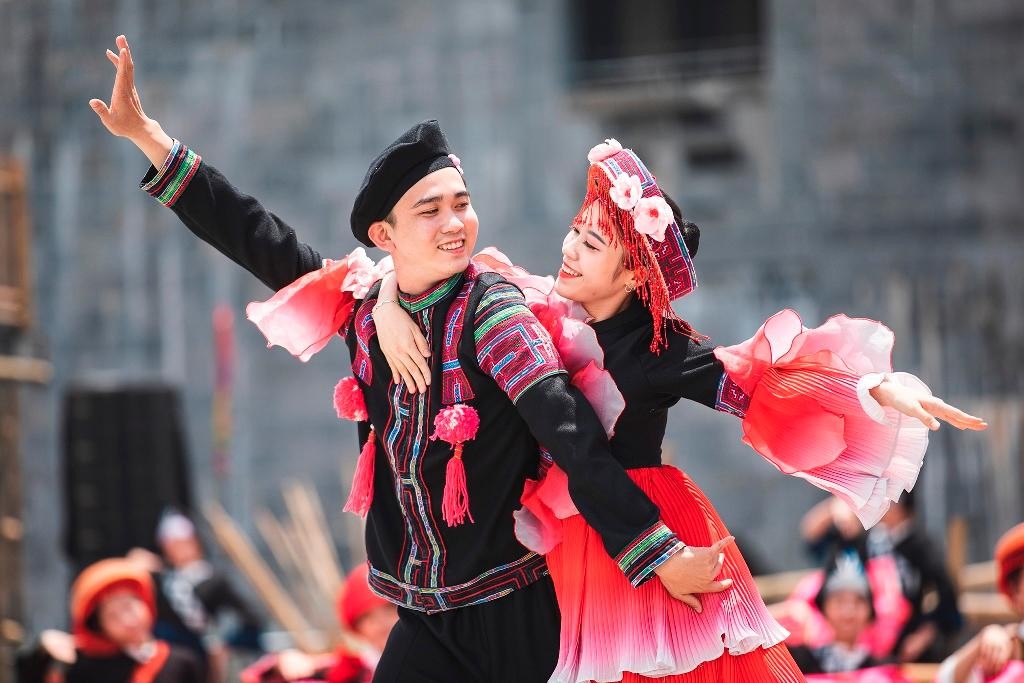 Các chàng trai, cô gái uyển chuyển trong "Vũ điệu trên mây". Các chàng trai, cô gái uyển chuyển trong "Vũ điệu trên mây".