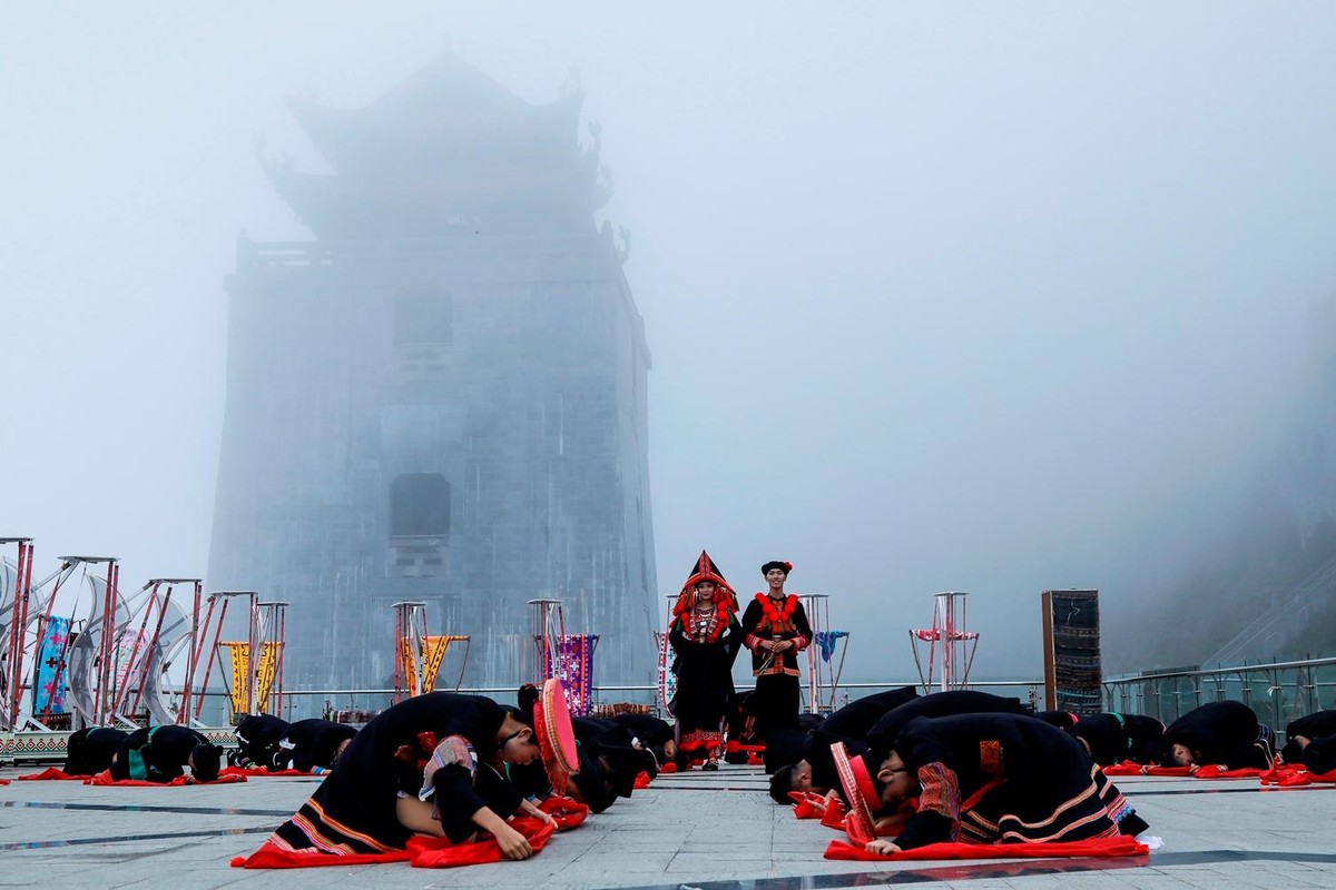 Show diễn "Vũ điệu trên mây" đậm đặc bản sức văn hóa bản địa. Show diễn "Vũ điệu trên mây" đậm đặc bản sức văn hóa bản địa.