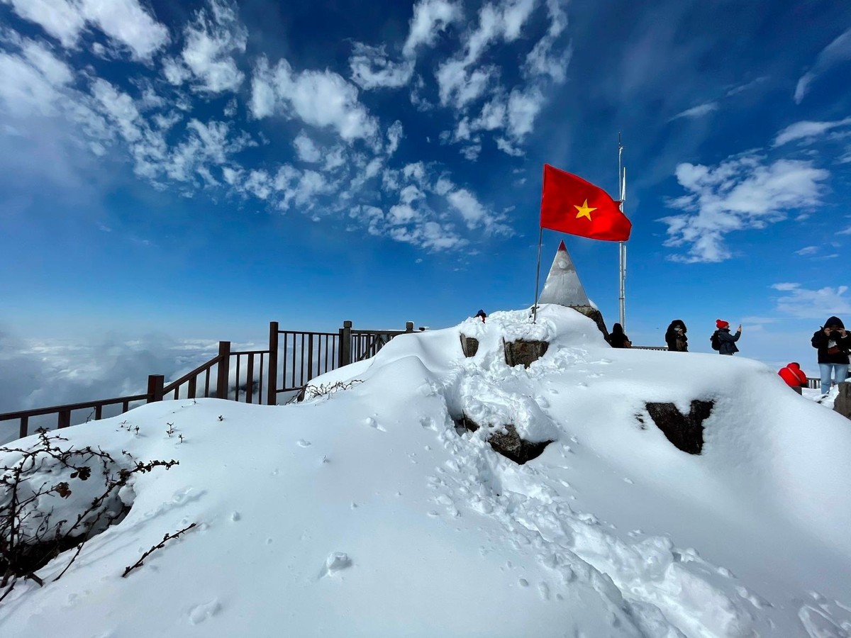 Có những thời điểm, đỉnh Fansipan tuyết phủ dày tới nửa mét. Có những thời điểm, đỉnh Fansipan tuyết phủ dày tới nửa mét.