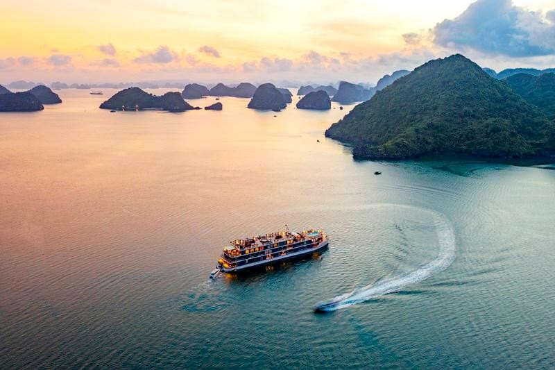 Sau nhiều năm phát triển, Cát Bà vẫn giữ được nét hoang sơ, vẻ đẹp riêng có. (Ảnh Heritage Bình Chuẩn)