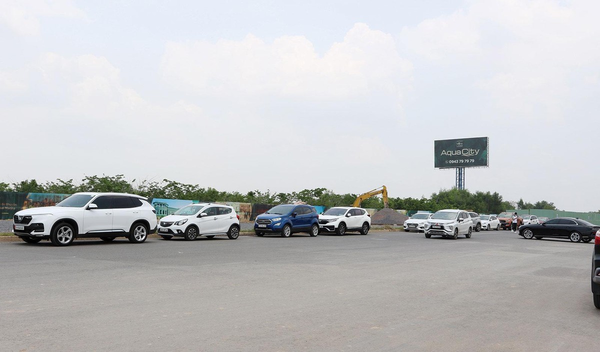Ô tô xếp hàng dài đưa chủ nhân đi thăm dự án Aqua City của Novaland. Ảnh: Lê Toàn