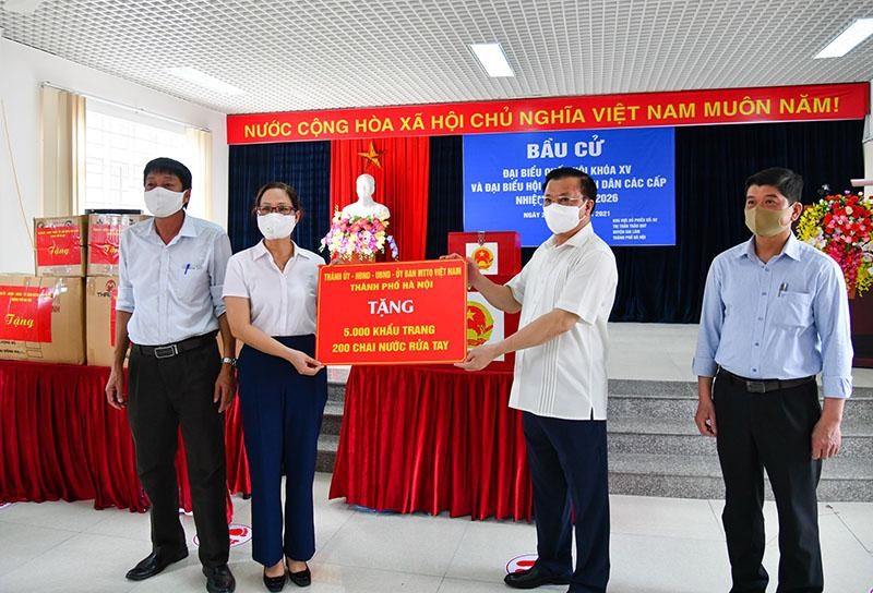 Bí thư Thành ủy Đinh Tiến Dũng trao tặng khẩu trang, nước sát khuẩn tại điểm bầu cử của huyện Gia Lâm.