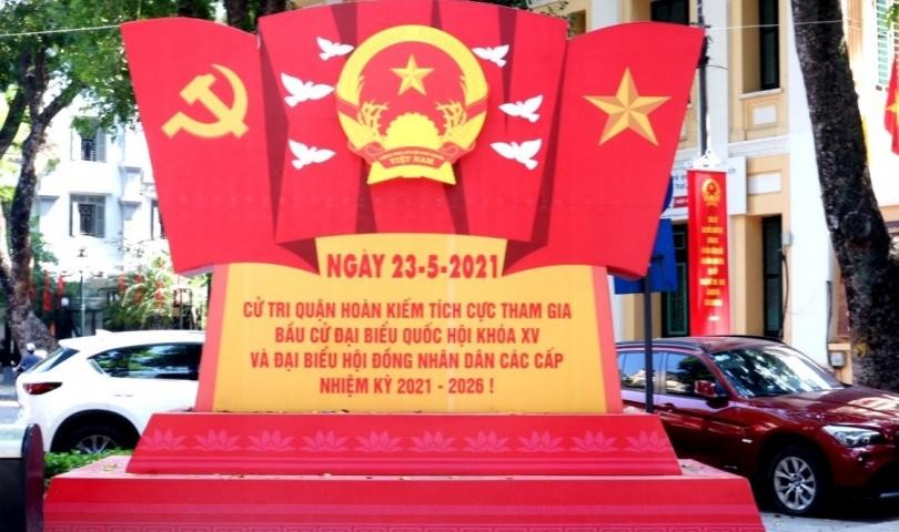 Trong không khí hân hoan chào mừng bầu cử đại biểu Quốc hội khóa XV và bầu cử đại biểu HĐND các cấp nhiệm kỳ 2021 - 2026, Thủ đô Hà Nội được khoác lên mình bộ áo mới rực rỡ hơn. Hướng đến ngày bầu cử an toàn, mục tiêu hàng đầu của chính quyền thành phố là thực hiện tốt công tác phòng, chống dịch Covid-19 trên địa bàn thành phố. Ngày hội toàn dân đi bỏ phiếu, bầu Đại biểu Quốc hội Khóa XV sẽ chính thức diễn ra vào ngày 23/5/2021.