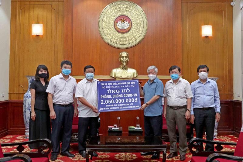 Đây là hành động nhằm hưởng ứng lời kêu gọi của Chủ tịch nước Nguyễn Xuân Phúc và Ủy ban Trung ương Mặt trận Tổ quốc Việt Nam (Ảnh: Đức Trung) Đây là hành động nhằm hưởng ứng lời kêu gọi của Chủ tịch nước Nguyễn Xuân Phúc và Ủy ban Trung ương Mặt trận Tổ quốc Việt Nam (Ảnh: Đức Trung)