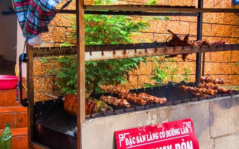 Thịt quay đòn- một trong những đặc sản ở Đường Lâm. (Ảnh: Phương Linh)