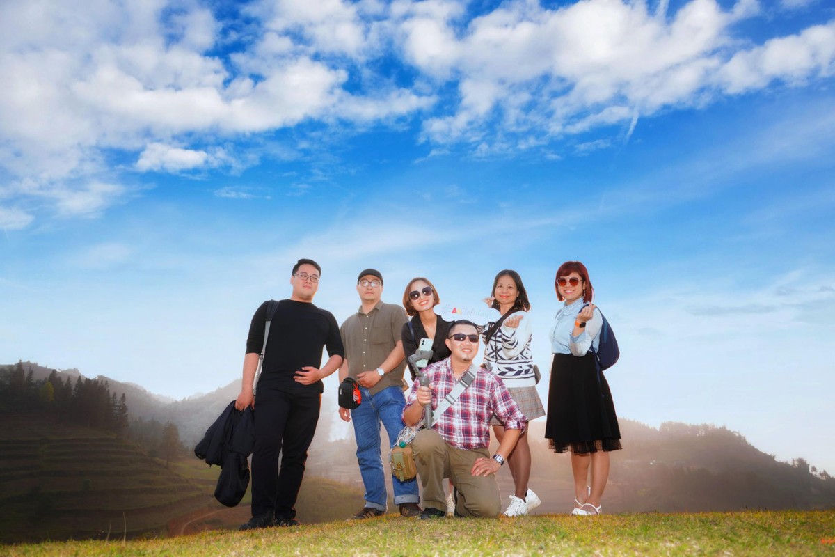 Chị Nghiêm Thúy Hà với sinh viên khoa Du lịch, trước Covid-19.