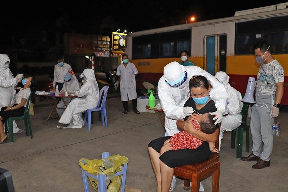 Thứ trưởng Bộ Y tế Nguyễn Trường Sơn bàn phương án tác chiến với lãnh đạo các tổ công tác của Bộ phận Thường trực đặc biệt tại Bắc Giang