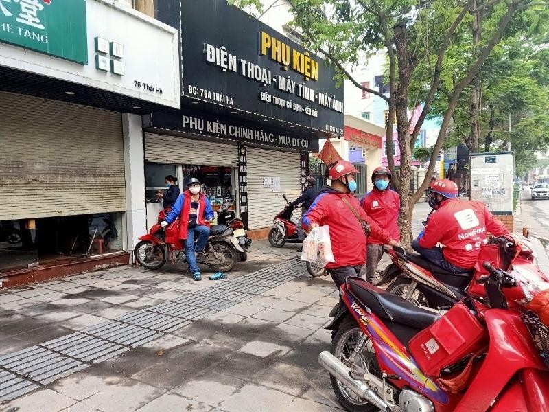 Giờ cao điểm, các quán ăn luôn có đội ngũ shipper chờ nhận hàng đi giao Phương Linh)