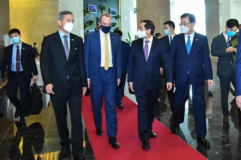 Bộ trưởng Ngoại giao Bùi Thanh Sơn cùng Bộ trưởng Ngoại giao Anh, Hàn Quốc và Singapore (Ảnh: BNG)