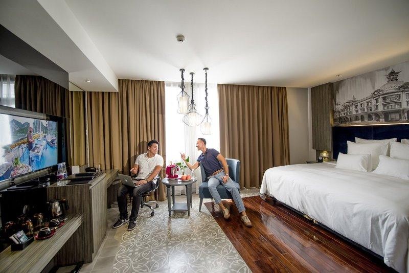 Nhiều đơn vị khách sạn, du thuyền tung ra gói ưu đãi hấp dẫn 30% - 50% để kích cầu du lịch Quảng Ninh sau mở cửa. Trong ảnh: Du khách đặt phòng nghỉ tại khách sạn Paradise Suites, Tuần Châu, Hạ Long