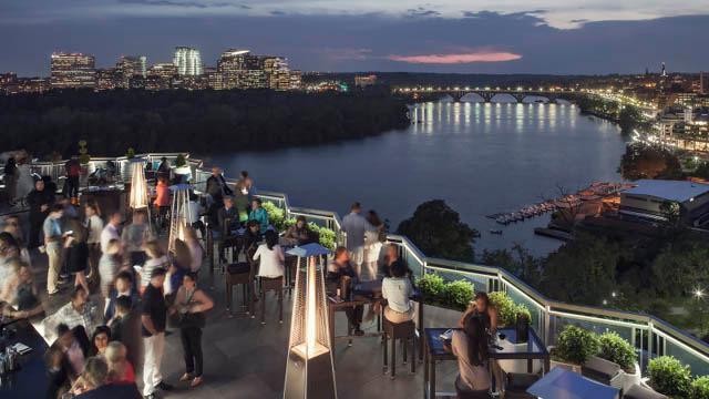 Ngắm nhìn cảnh sắc hai bên bờ sông Potomac từ Top of the Gate Skybar.