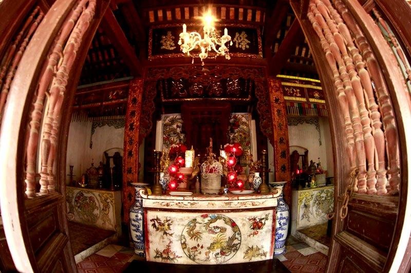 Lãnh đạo thôn Cựu cho hay, làng Cựu cổ kính đã có cách đây trên 500 năm. Làng vốn thờ một vị tướng nhà Trần. Vị tướng này không phải quan văn, cũng không phải quan võ mà là tướng dạy hổ. Sinh nghề, tử nghiệp nên vị tướng ấy cuối cùng bị chính con hổ mà mình đang dạy cắn chết. Chỗ hổ tha xác về là mộ vị tướng xấu số ấy.