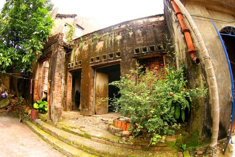 Hiện nay, những ngôi nhà này đang được các gia đình và UBND xã cùng UBND huyện, Sở Quy hoạch Kiến trúc, Sở Xây dựng, trường Đại học Kiến trúc… lập phương án trùng tu để bảo tồn các giá trị lịch sử ở làng Cựu