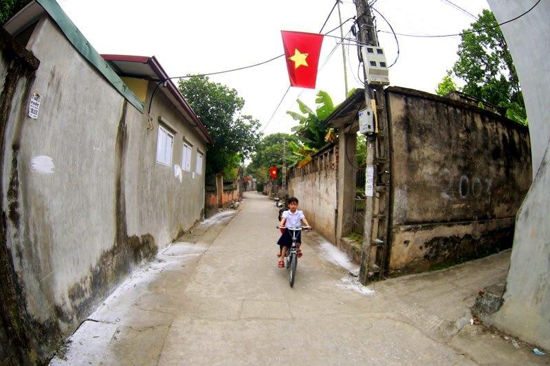 Cảm giác đầu tiên của không ít người là sự bình yên rất lạ kỳ bởi con đường trung tâm của ngôi làng bé nhỏ vắng bóng người qua lại.