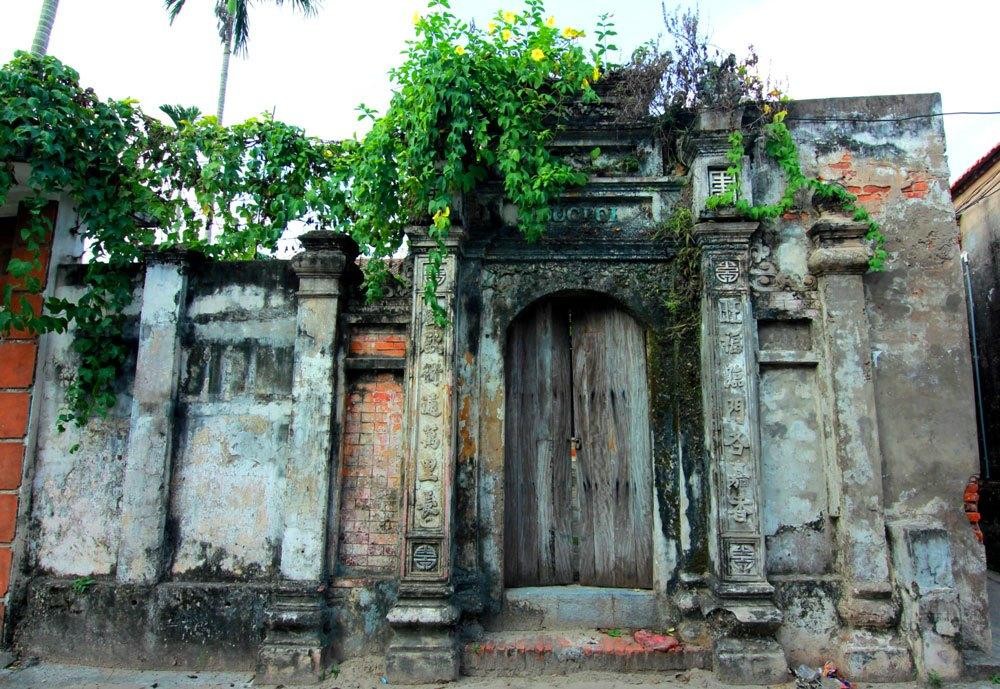 Những cánh cổng nhà xưa cũ quay ra mặt đường đều không quá cao, cũng không quá thấp.