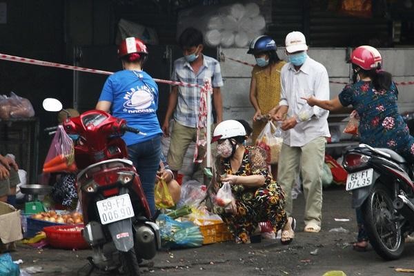Nhiều người tập trung mua bán không giữ khoảng cách. (Ảnh: Lê Toàn)