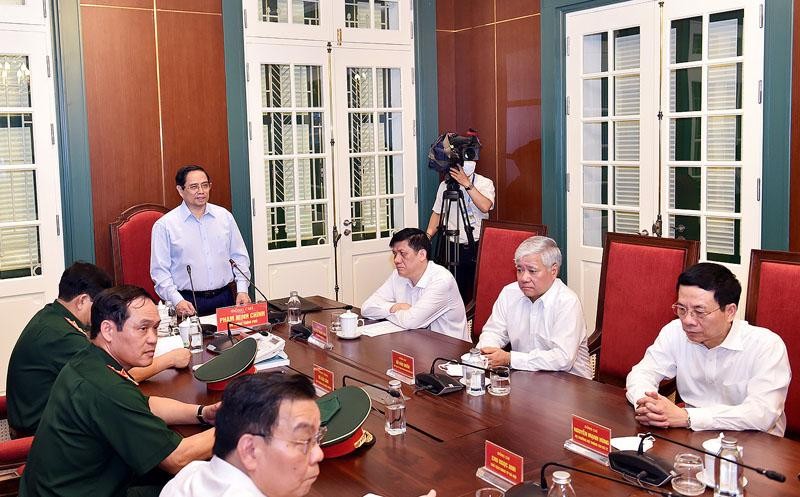 Thủ tướng chỉ đạo và động viên với 63 tỉnh, thành, 7 quân khu qua hình thức kết nối trực tuyến tại đầu cầu Trung tâm chỉ huy chiến dịch. (Ảnh: Nhật Bắc)