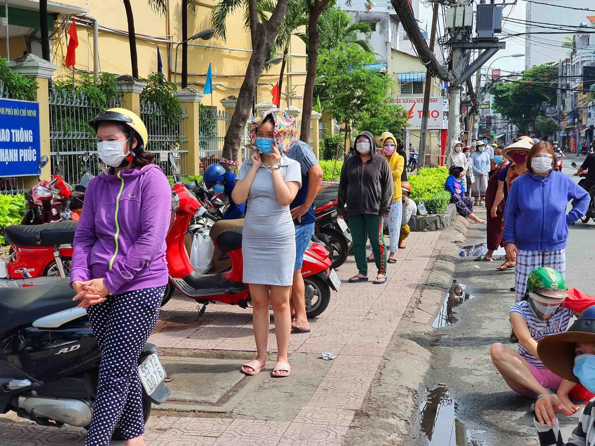 Trong những ngày giãn cách, xếp hàng theo lượt và không nói chuyện đã trở nên quen thuộc với người dân Sài Gòn